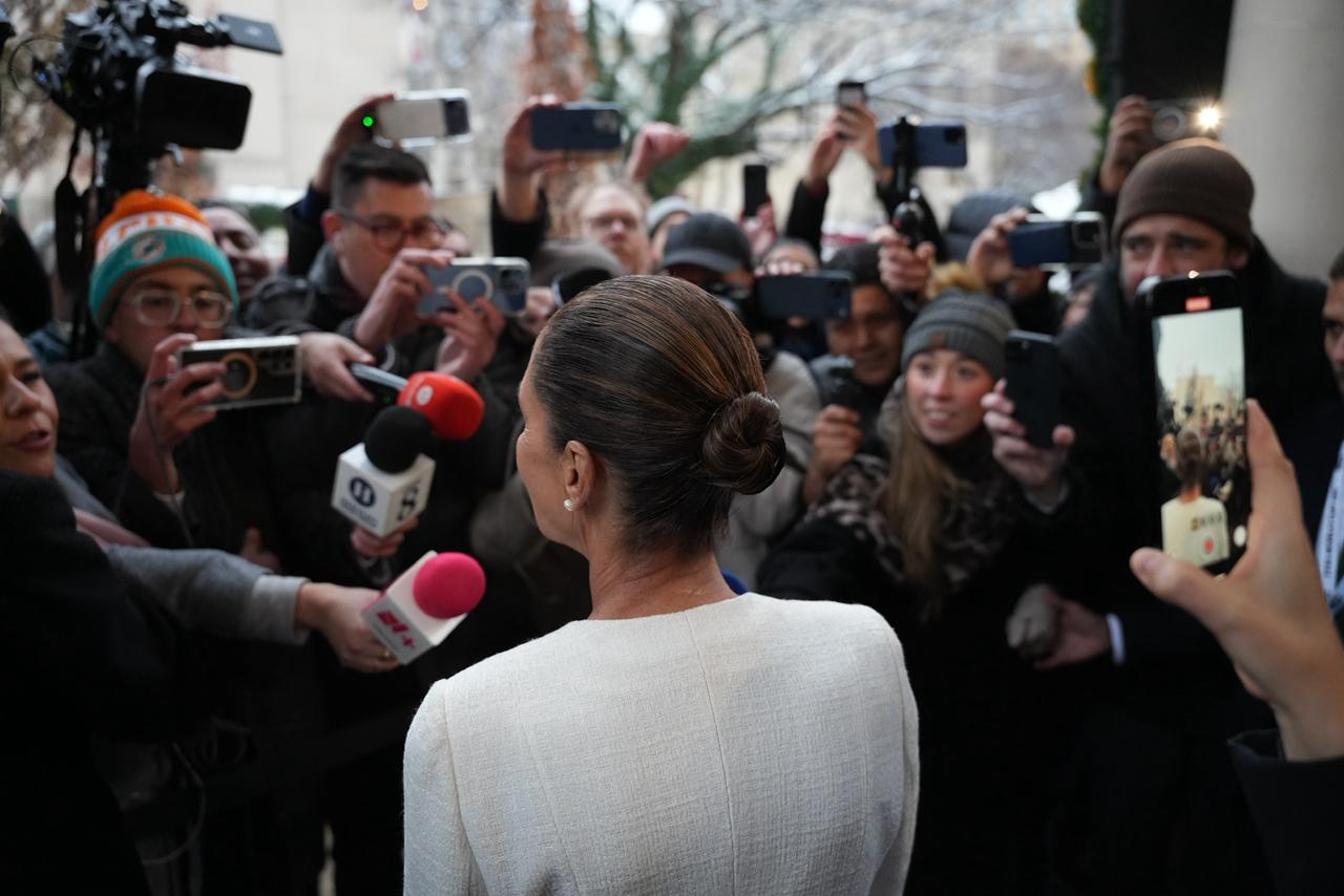 En su primera reunión bilateral con Donald Trump, la presidenta de México subrayó la defensa de los migrantes y anunció mejoras en la red consular.