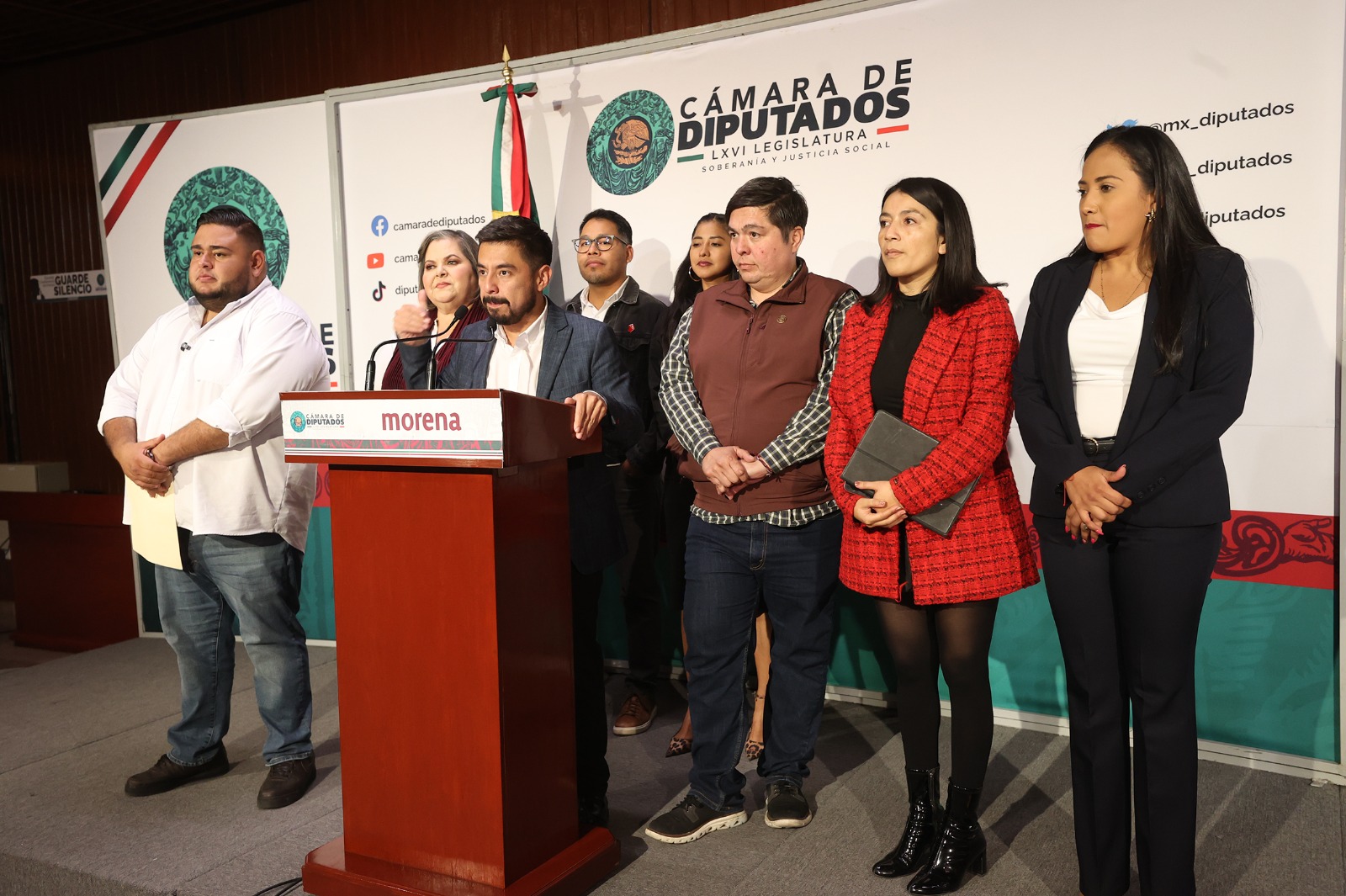 Legisladores celebran que el salario suba a 315 pesos diarios —y a 440 pesos en la frontera.