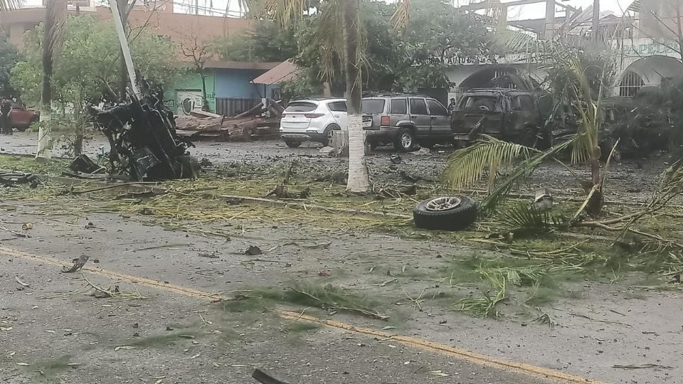 La agresión ocurrió en Coahuayana, donde un vehículo cargado con explosivos detonó frente a la base comunitaria y la presidencia municipal, dejando víctimas y severos daños materiales.