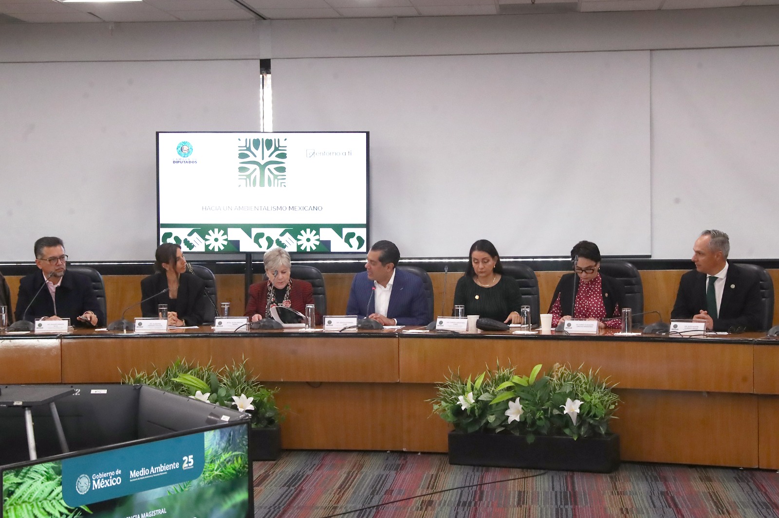 Legisladores impulsan un nuevo rumbo para el ambientalismo mexicano.