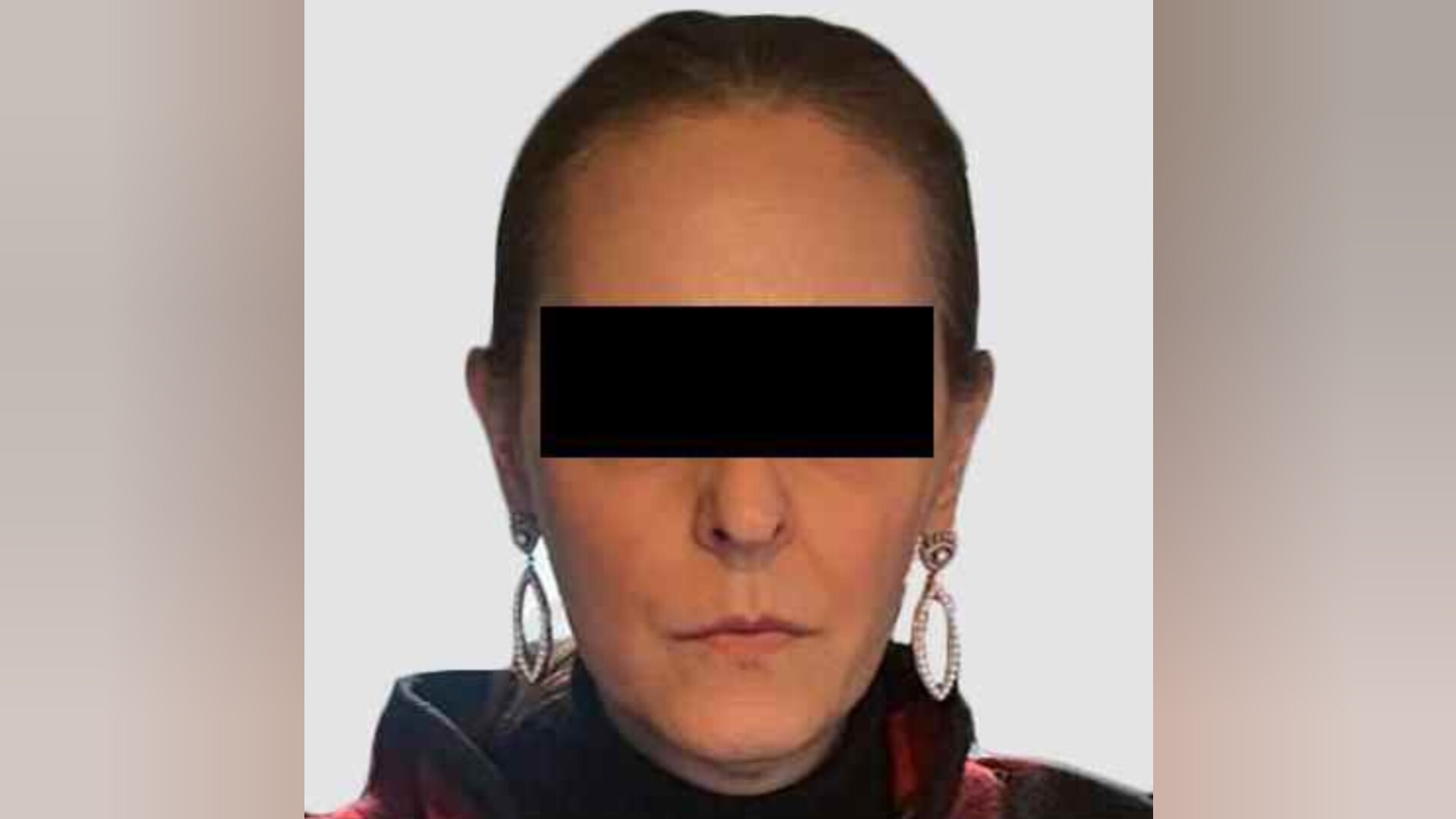 La FGR capturó a María Vanesa Pedraza Madrid en la Ciudad de México; se le acusa de desviar 5 mil millones de pesos del sistema penitenciario mediante empresas vinculadas al exsecretario de Seguridad Pública.