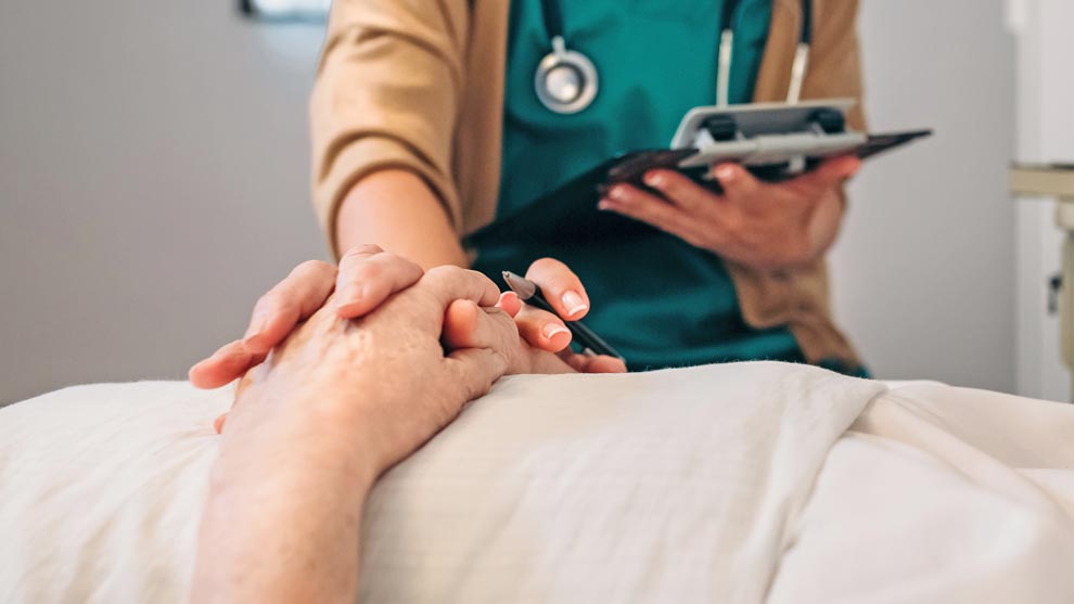 La propuesta plantea permitir la eutanasia y el suicidio asistido bajo estricta regulación sanitaria, solo para mayores de edad y sin consecuencias penales para el personal médico autorizado.