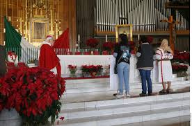 Padres y madres de los normalistas de Ayotzinapa caminaron hacia el Tepeyac para exigir verdad y justicia, acompañados por organizaciones solidarias y una misa encabezada por el obispo Raúl Vera.
