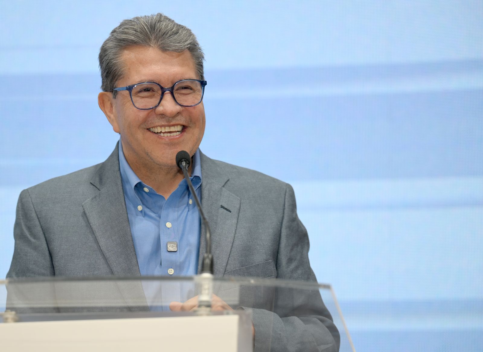 El líder de Morena en San Lázaro afirma que la actualización a la Ley de Importaciones y Exportaciones busca defender empleos, ordenar el comercio exterior y reducir la dependencia del país frente a factores externos.