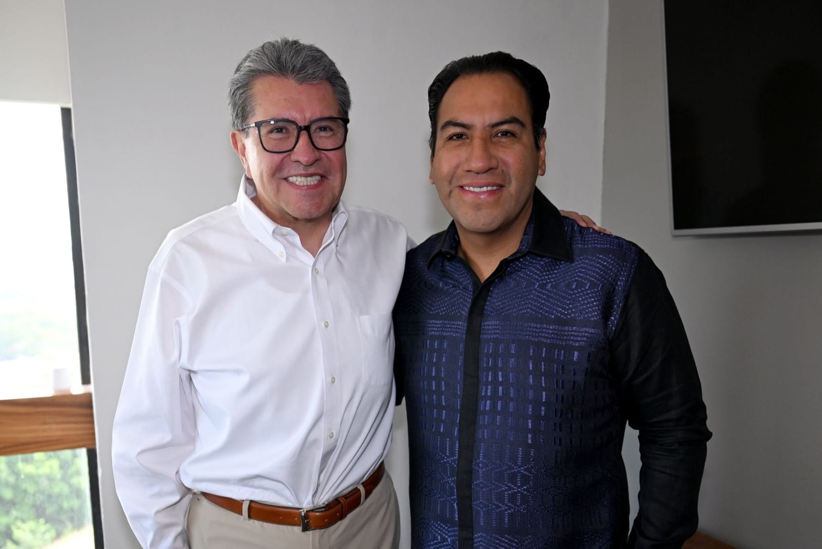 El coordinador de Morena en el Senado acudió al Primer Informe de Gobierno en Tuxtla Gutiérrez y destacó el compromiso del mandatario chiapaneco con su pueblo.