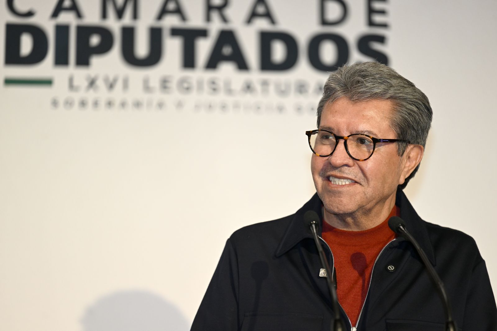 El coordinador de Morena en San Lázaro afirmó que la mayoría legislativa respalda sin condiciones a la presidenta y confió en que continuará la investigación; descartó preocupación por amenazas de Donald Trump.