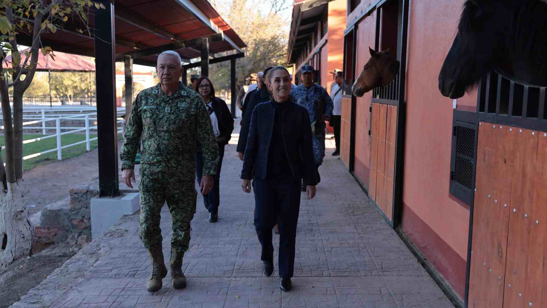 La presidenta reconoció la labor de las Fuerzas Armadas y convivió con familias de elementos castrenses en la región; destacó el compromiso institucional y social del Ejército mexicano.