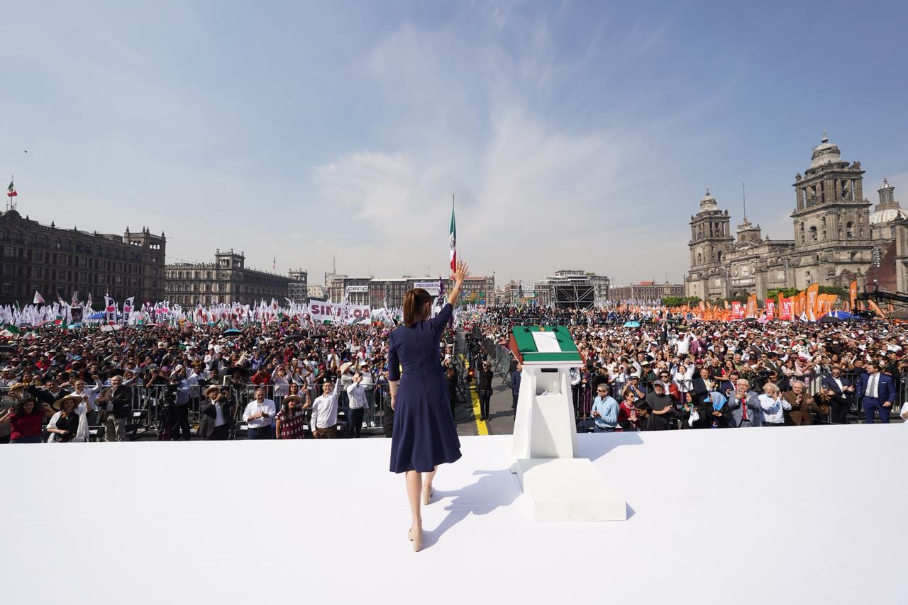 La mandataria acusa guerra sucia en redes y alianzas conservadoras para debilitarla, pero advierte que ninguna fuerza podrá derrotar al pueblo ni al proyecto de la Transformación.