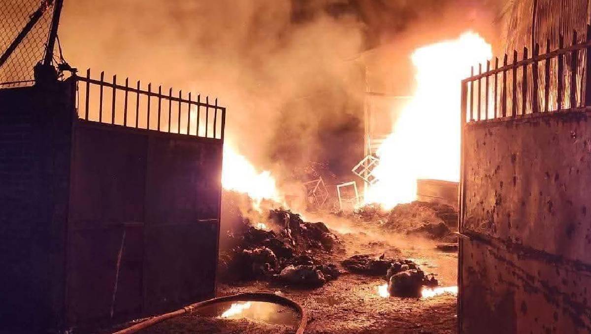 Hombres armados incendiaron con bombas molotov una recicladora de plásticos en la colonia 12 de Diciembre, Uruapan, durante la madrugada del 22 de diciembre.