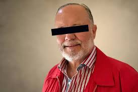 El exgobernador de Chihuahua enfrenta cargos federales por operaciones con recursos ilícitos; la FGR lo acusa de triangular fondos públicos hacia empresas propias.