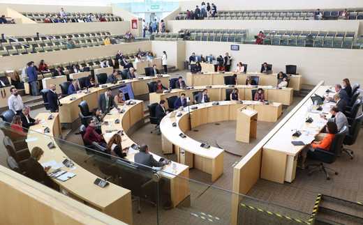 La reforma histórica modifica el Código Civil y Penal; colectivos LGBT+ celebran mientras grupos conservadores protestan en el recinto.