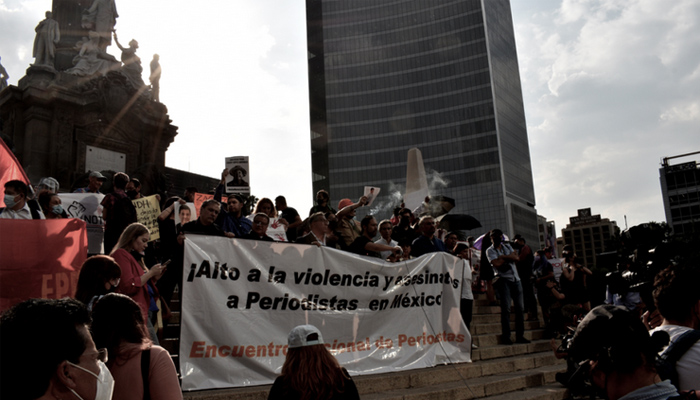 México cerró 2025 como uno de los países más mortíferos del mundo para el ejercicio del periodismo. De acuerdo con el Balance 2025 de Reporteros Sin Fronteras (RSF), nueve periodistas fueron asesinados en el país entre el 1 de diciembre de 2024 y el 1 de diciembre de 2025, lo que lo coloca solo por detrás de Palestina en número de homicidios de comunicadores y lo convierte en el segundo país más peligroso para la prensa a nivel global Bilan 2025 ES . Las víctimas eran, en su totalidad, periodistas locales que cubrían temas de seguridad, corrupción y crimen organizado. RSF subraya que todos habían recibido amenazas previas y que, en al menos un caso, el periodista se encontraba bajo un mecanismo de protección del Estado, lo que evidencia las fallas estructurales de los sistemas de resguardo oficiales Bilan 2025 ES . El informe identifica al crimen organizado —en particular a cárteles con amplia presencia territorial— como el principal agresor de la prensa en México. Estas organizaciones criminales utilizan la violencia para silenciar investigaciones incómodas y consolidar el control informativo en regiones enteras del país, aprovechando un clima de impunidad persistente Bilan 2025 ES . Además de los asesinatos, México figura como uno de los países con mayor número de periodistas desaparecidos en el mundo, con 28 casos activos, solo por debajo de Siria. Esta cifra refleja un patrón prolongado de violencia contra comunicadores, cuyas desapariciones rara vez son esclarecidas por las autoridades Bilan 2025 ES . En el contexto global, RSF documentó 67 periodistas asesinados en 22 países durante el periodo analizado, pero destaca que México es el país donde el riesgo para la prensa se ha mantenido alto de forma constante fuera de zonas de guerra. Para la organización, la situación mexicana confirma que la violencia contra periodistas no es un daño colateral, sino una estrategia deliberada para inhibir el derecho a la información y debilitar la rendición de cuentas democrática