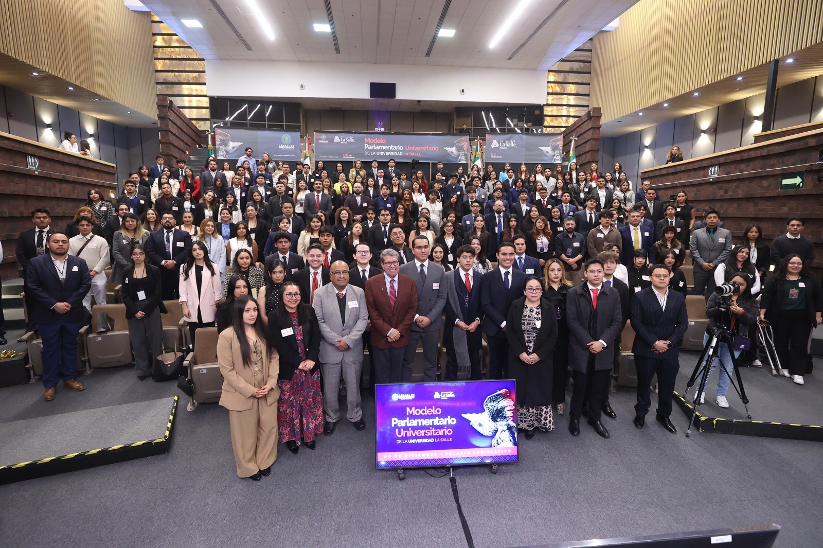 Monreal destaca debate de 25 horas y alienta a jóvenes en ejercicio parlamentario universitario.