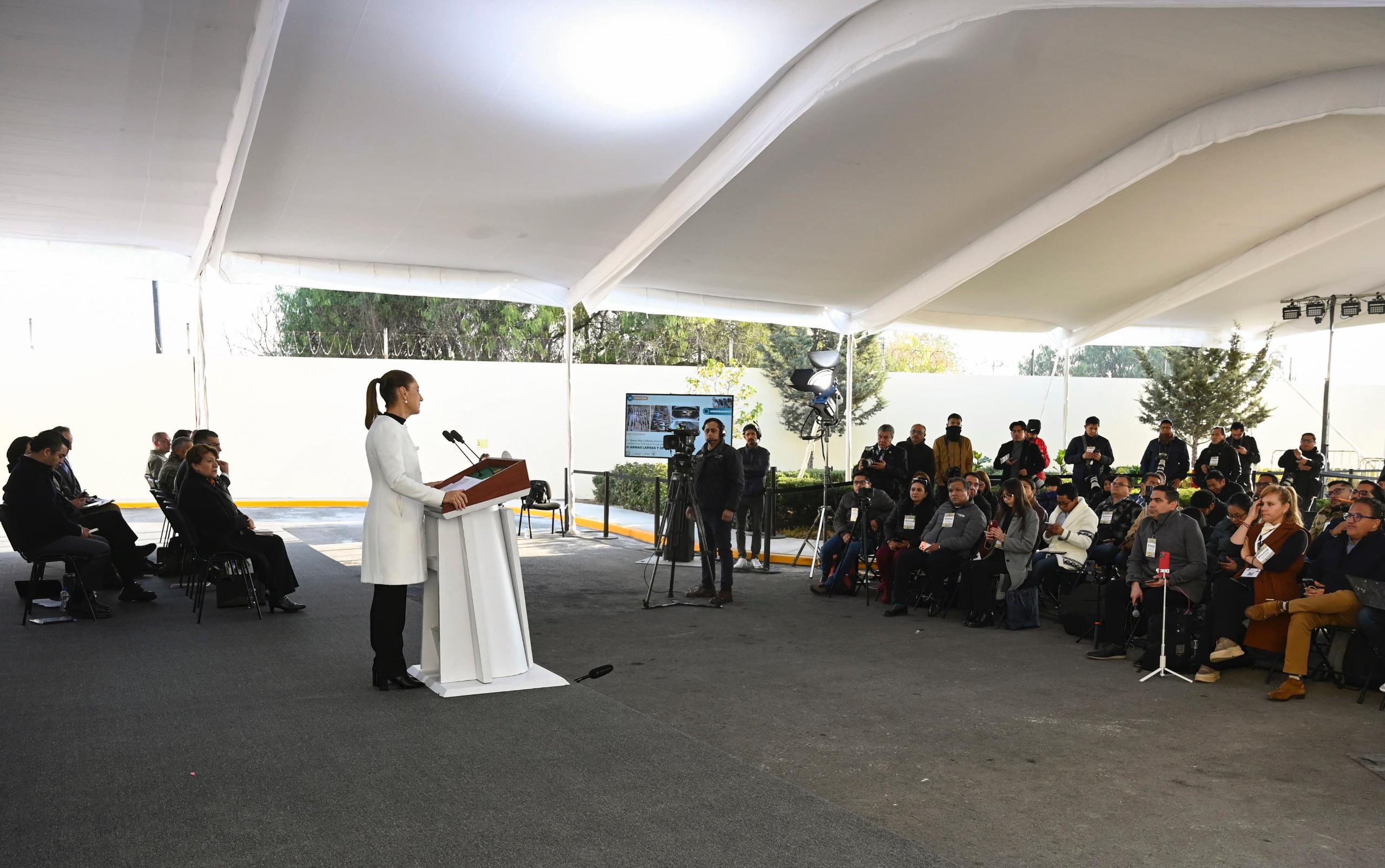 La presidenta afirmó que la iniciativa aún no se envía al Congreso y acusó a la oposición de especular sin información; adelantó cambios a la representación proporcional, mayor participación ciudadana y controles estrictos al financiamiento electoral.