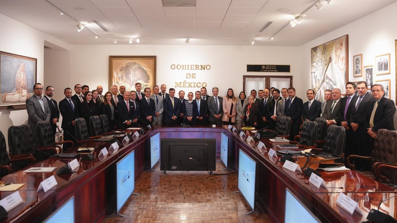 Claudia Sheinbaum informó que sostuvo una reunión en Palacio Nacional con directores ejecutivos del sector automotriz, que aporta 4.5% del PIB, como parte de una estrategia intersecretarial.