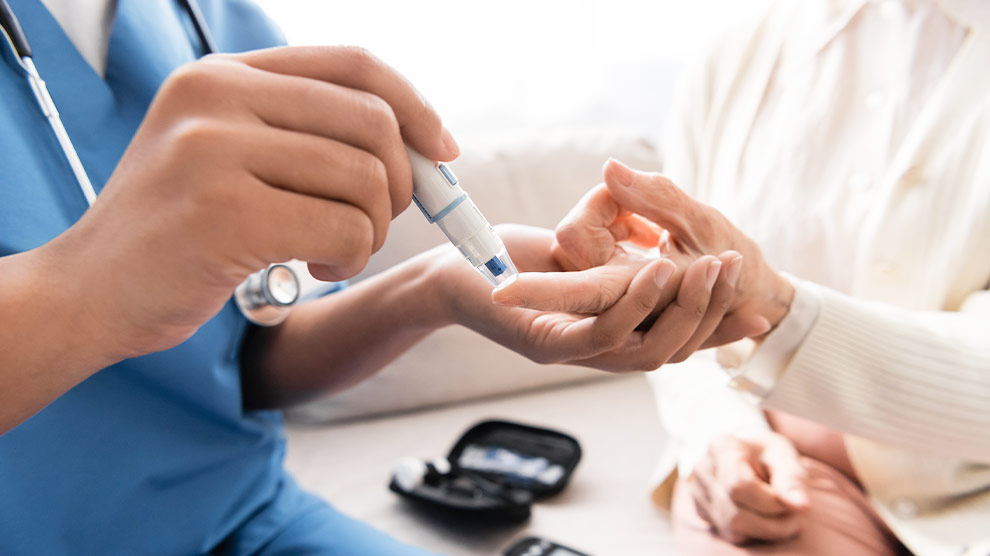 Autoridades federales afirmaron que la diabetes puede prevenirse y manejarse sin complicaciones si se detecta a tiempo, mientras que el programa La Clínica es Nuestra recibió más de 4 mil 600 millones de pesos en 2025 para fortalecer el primer nivel de atención.