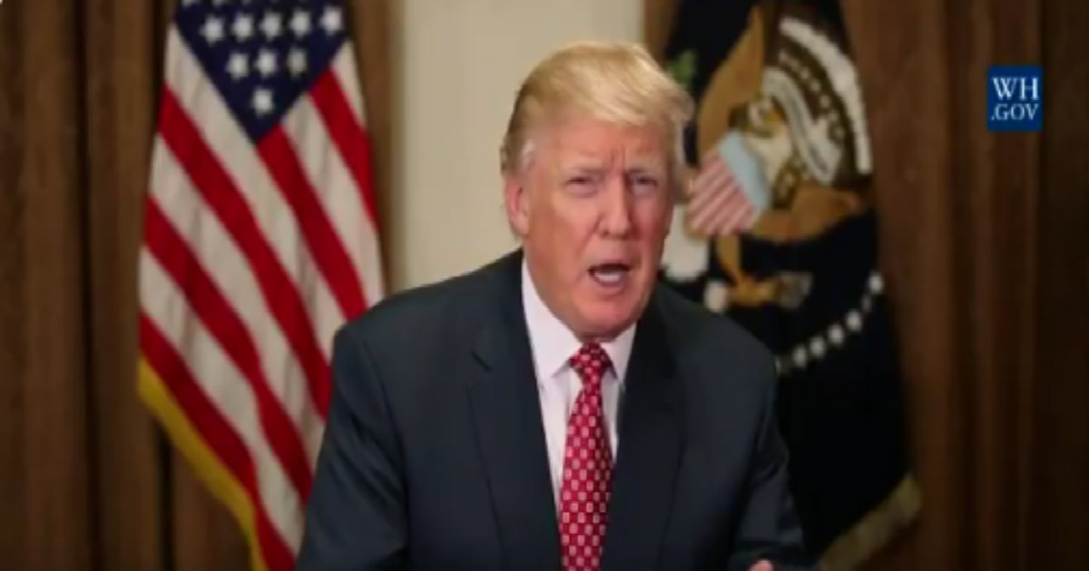 El documento detalla que todos los departamentos ejecutivos y agencias estadounidenses deben cesar tanto la participación como el financiamiento de estas entidades.