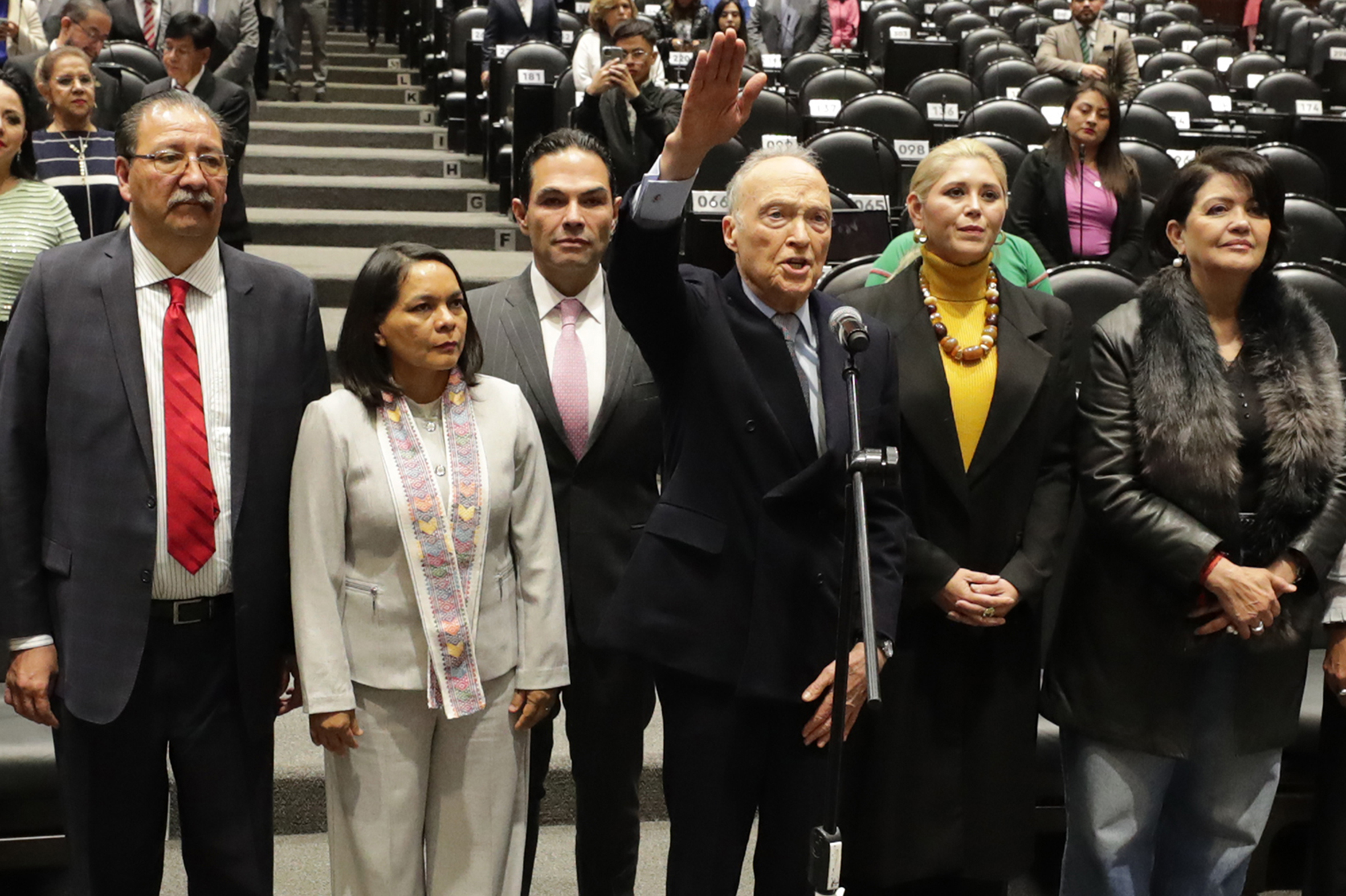 En sesión de la Comisión Permanente, el Congreso de la Unión aprobó la designación de Alejandro Gertz Manero como representante diplomático en Londres y él rindió protesta tras la votación.