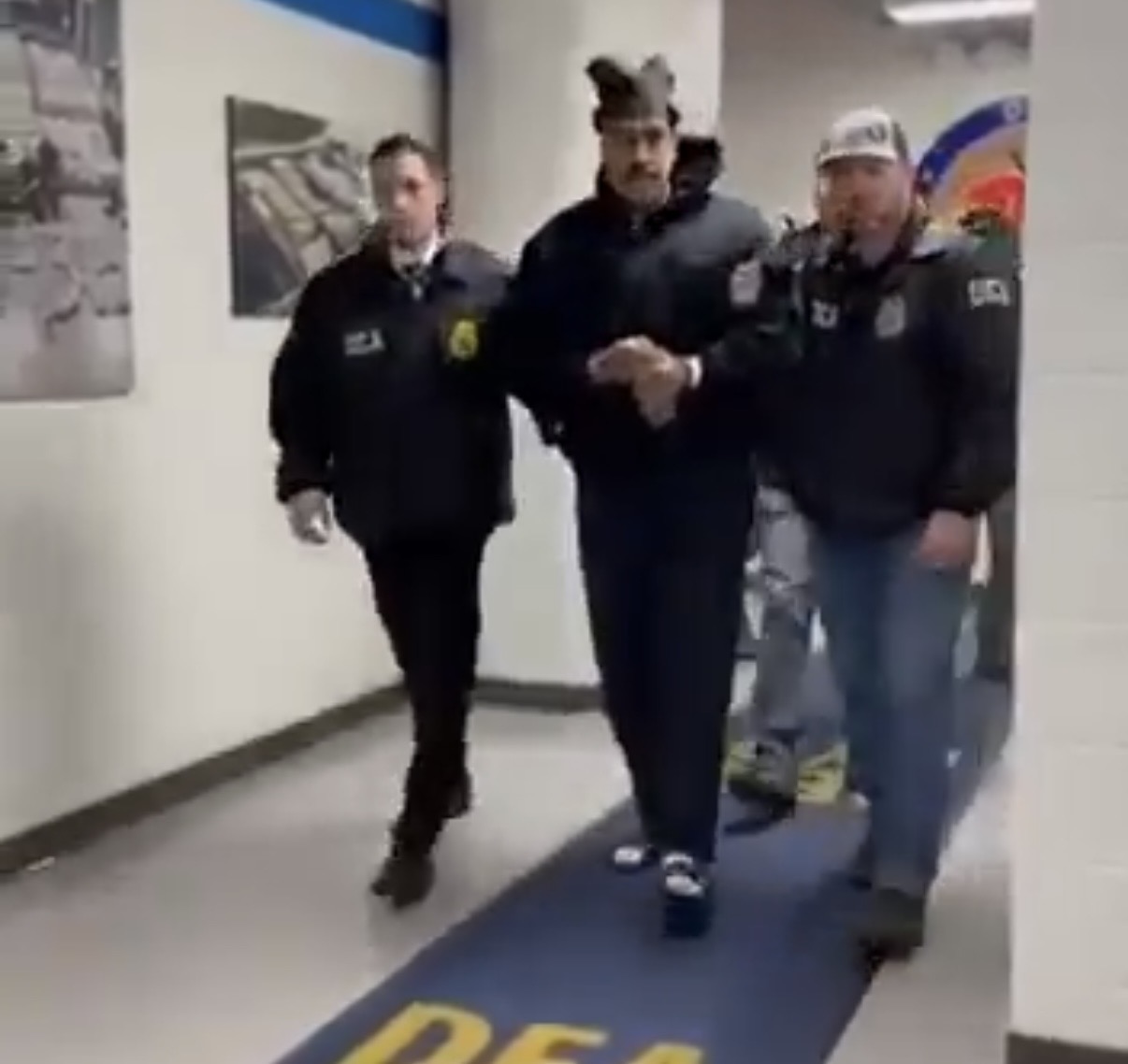 El derrocado presidente venezolano fue recluido en una cárcel federal de EE. UU., donde enfrentará cargos de narcoterrorismo y tráfico de drogas, mientras en Caracas se instala una nueva figura de poder.