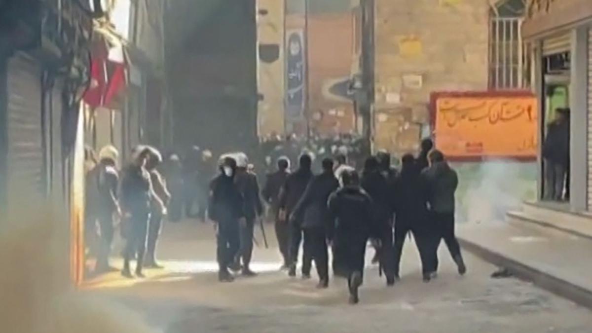 Manifestantes reportan uso excesivo de fuerza y disparos por parte de la Guardia Revolucionaria, mientras las autoridades intensifican medidas de seguridad y se extiende el conflicto social en Irán.