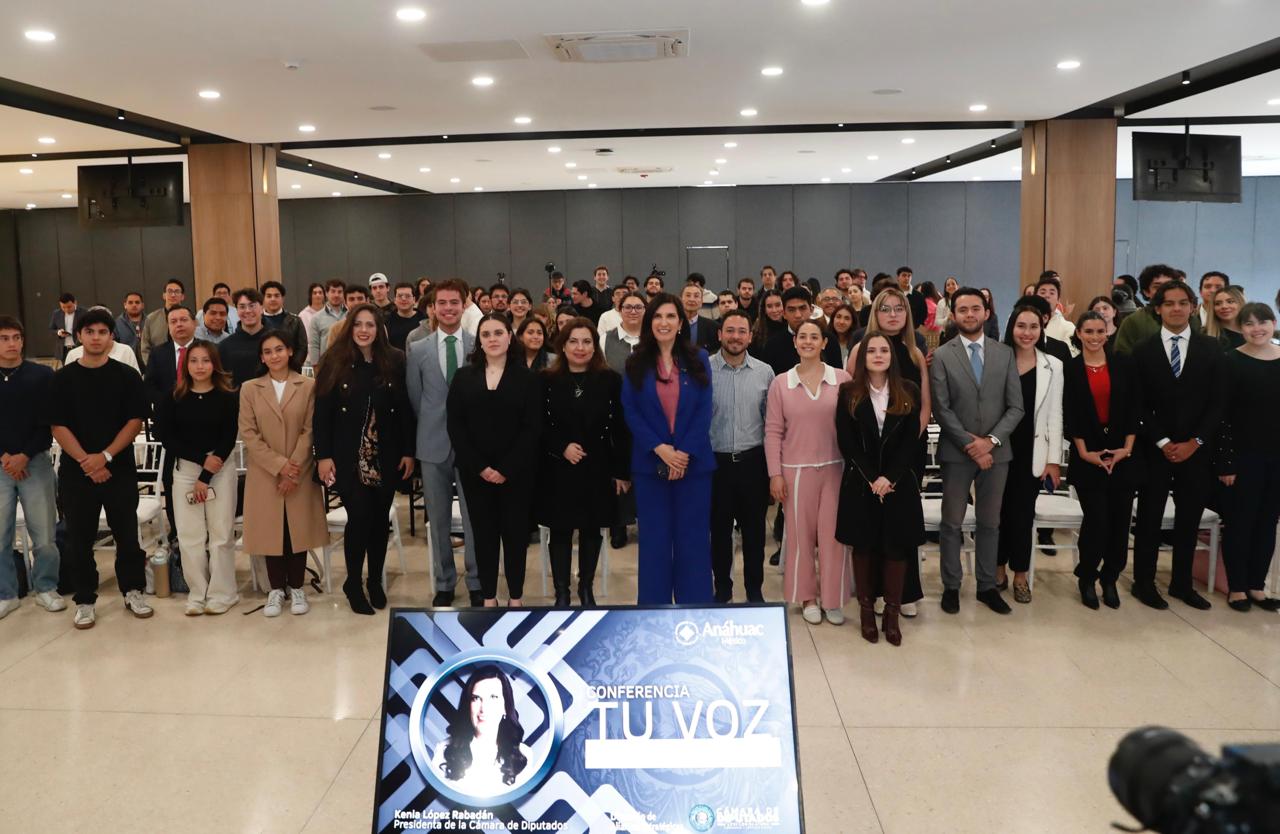 Durante la firma de un convenio entre la Cámara de Diputados y la Universidad Anáhuac México, la presidenta de la Mesa Directiva exhortó a estudiantes a involucrarse en la vida pública y a romper el techo de cristal.