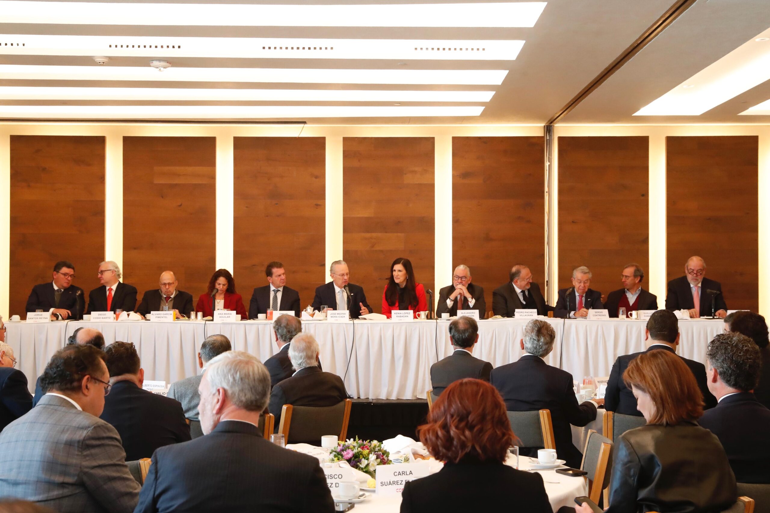 La presidenta de la Mesa Directiva aseguró “puertas abiertas” al diálogo en San Lázaro, defendió la pluralidad democrática y subrayó que la seguridad “corresponde a los mexicanos”.