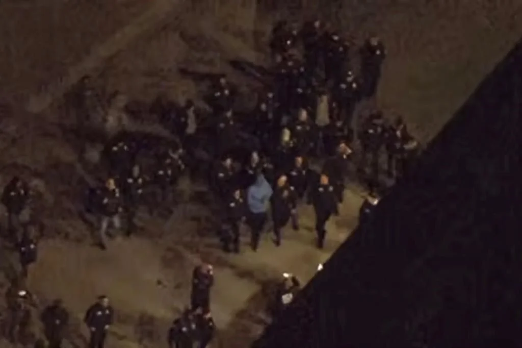 Tras ser capturados en Venezuela por fuerzas estadounidenses, el presidente Nicolás Maduro y la primera dama Cilia Flores arribaron este sábado a la base aérea Stewart, en Nueva York. Se prevé que enfrenten cargos de narcoterrorismo y tráfico de armas en un tribunal federal de Manhattan.