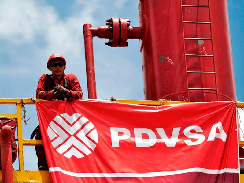 Trump anunció que Venezuela entregará entre 30 y 50 millones de barriles de petróleo a EE. UU. y que los ingresos serán controlados por su gobierno, tras la reciente crisis política en ese país.