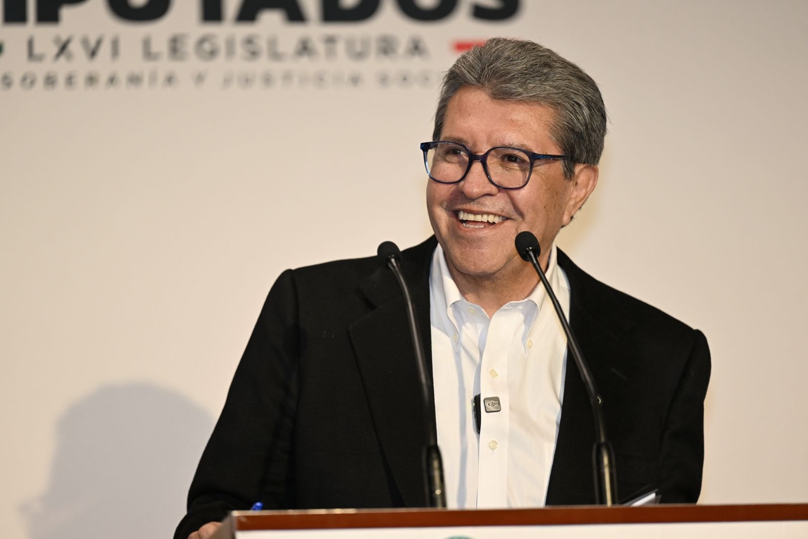 El líder de Morena en la Cámara de Diputados afirma que el Legislativo trabaja de tiempo completo para respaldar a la presidenta y defender los principios constitucionales.