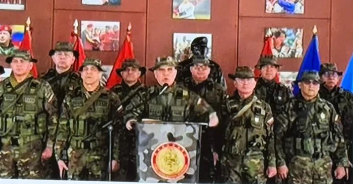 El alto mando militar venezolano denunció un “secuestro” del mandatario durante una acción estadounidense, ratificó su lealtad al chavismo y reconoció a Delcy Rodríguez como presidenta encargada por 90 días.