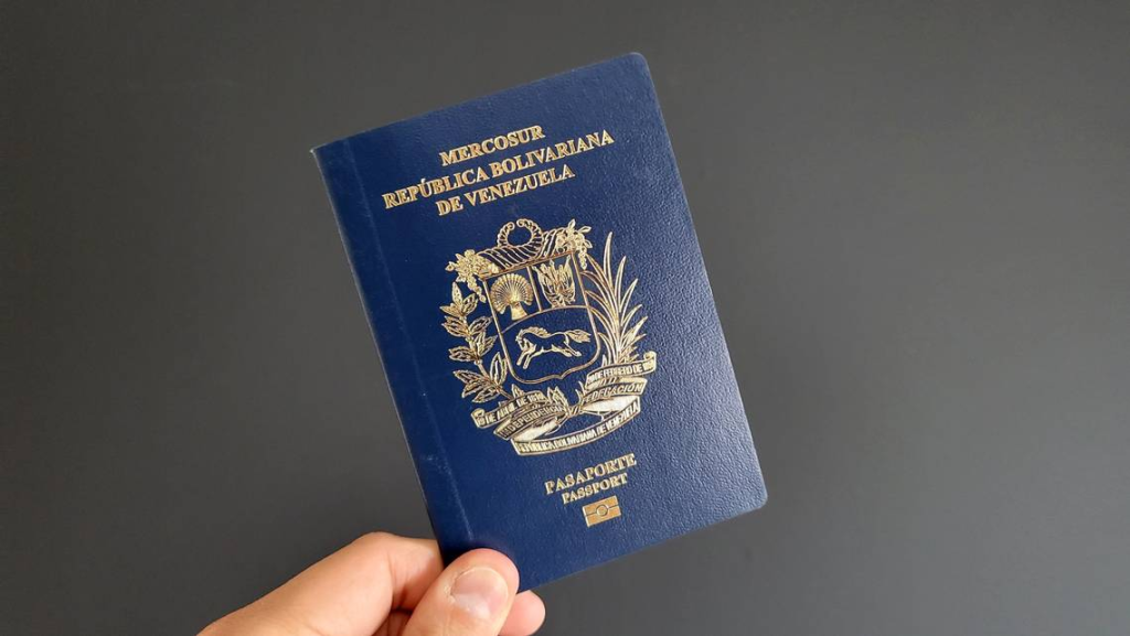 haz una foto de pasaportes venezolanos