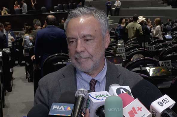 Alfonso Ramírez Cuéllar sostiene que hay diferencias de opinión, no ruptura, y plantea mantener 300 diputados de mayoría y 200 plurinominales, pero con campaña y voto directo; propone eliminar la lista nacional del Senado y reforzar la fiscalización para frenar dinero ilícito.