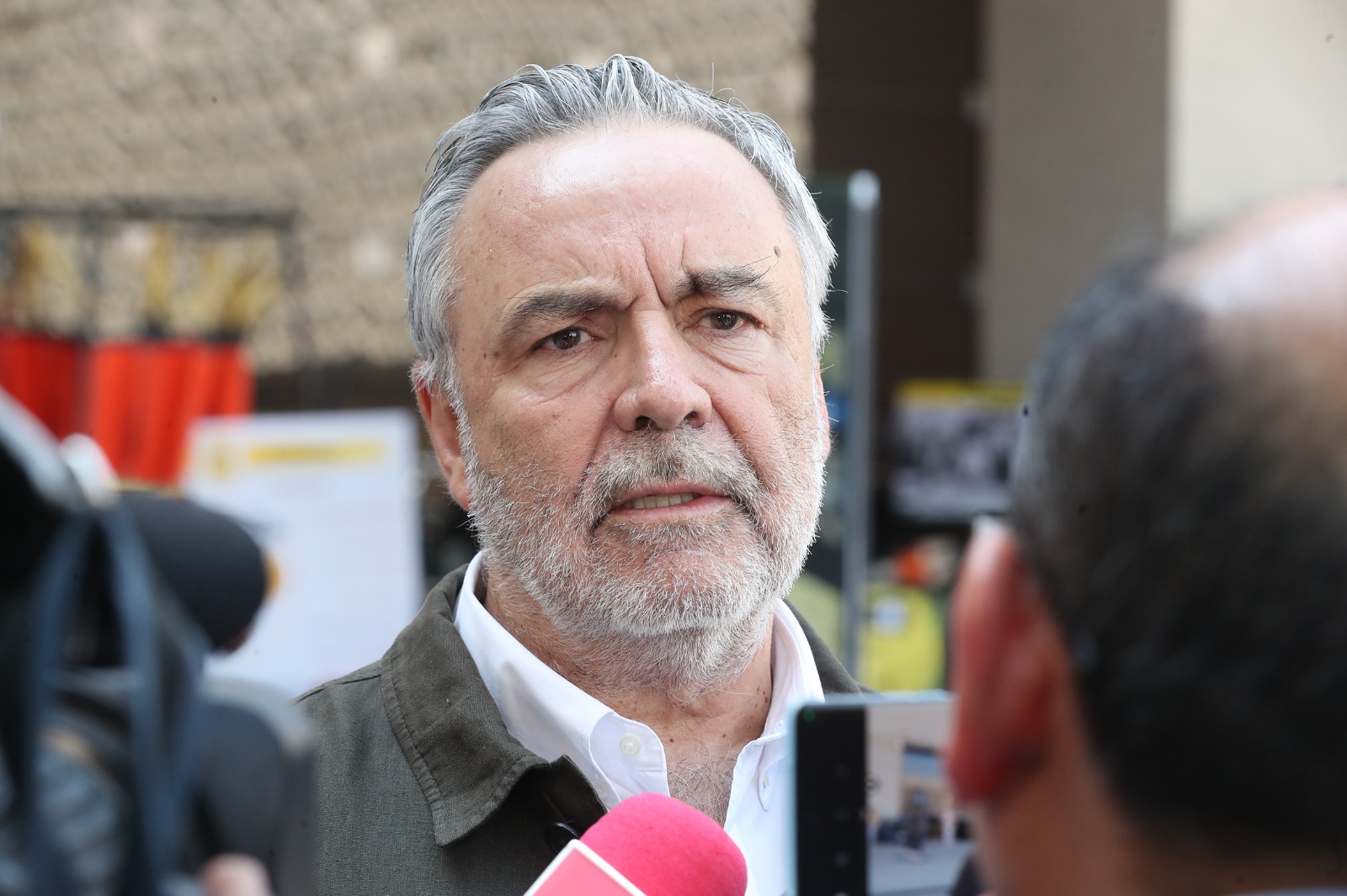 El diputado de Morena propone abaratar campañas, desaparecer Oples y modificar el esquema de plurinominales; analiza crear circunscripción para migrantes y asegura que no se busca eliminar la representación proporcional.