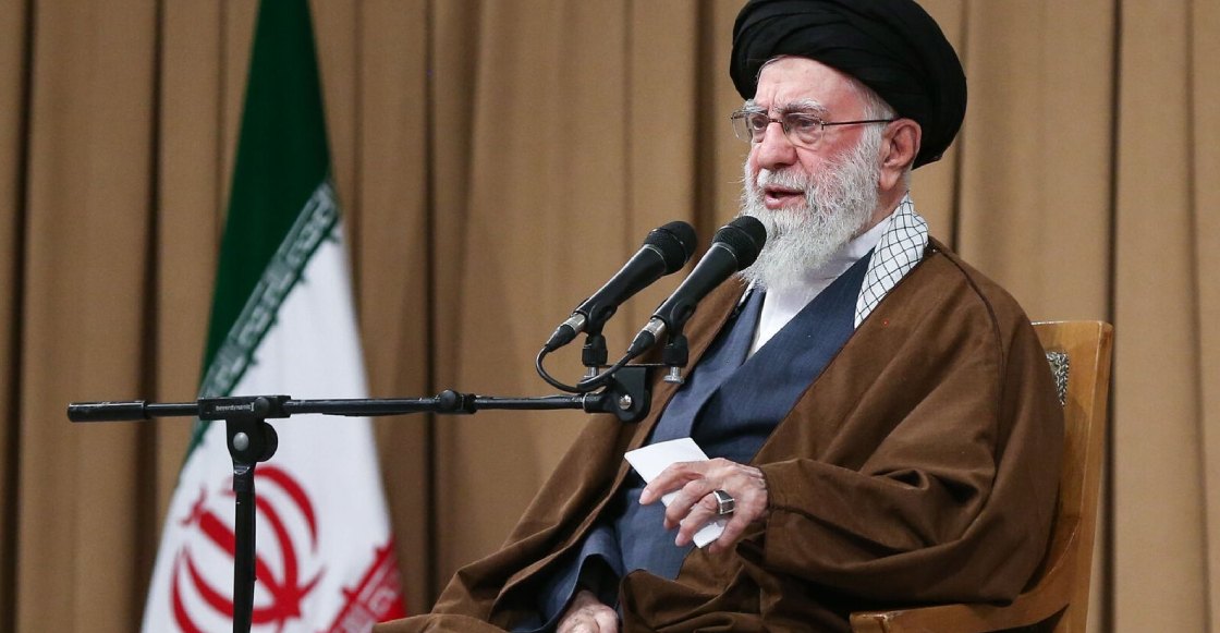 Un ataque coordinado contra objetivos estratégicos en Irán habría eliminado al líder supremo Alí Jamenei, detonando una escalada militar directa entre Teherán, Israel y Estados Unidos.