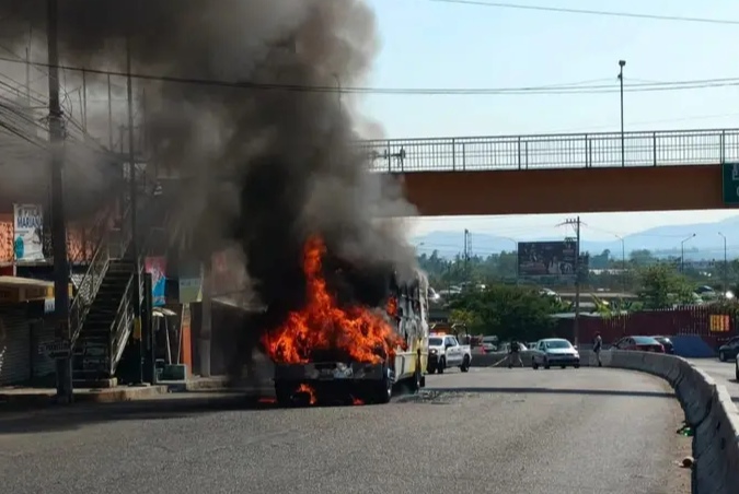 La Fiscalía de Jalisco presentó cargos contra 13 hombres por su presunta participación en bloqueos, quema de autos y agresiones a autoridades luego de la muerte del líder del CJNG, Nemesio Oseguera “El Mencho”, hechos que desataron una ola de violencia en el estado y otras entidades.