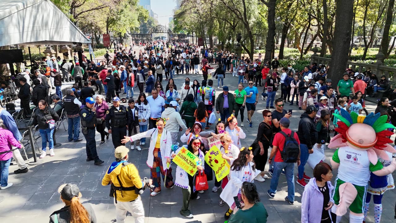 La Ciudad de México inició una campaña intensiva de vacunación contra el sarampión con mil 500 vacunadores, tras confirmar 166 casos; autoridades llaman a vacunarse a personas de seis meses a 49 años.