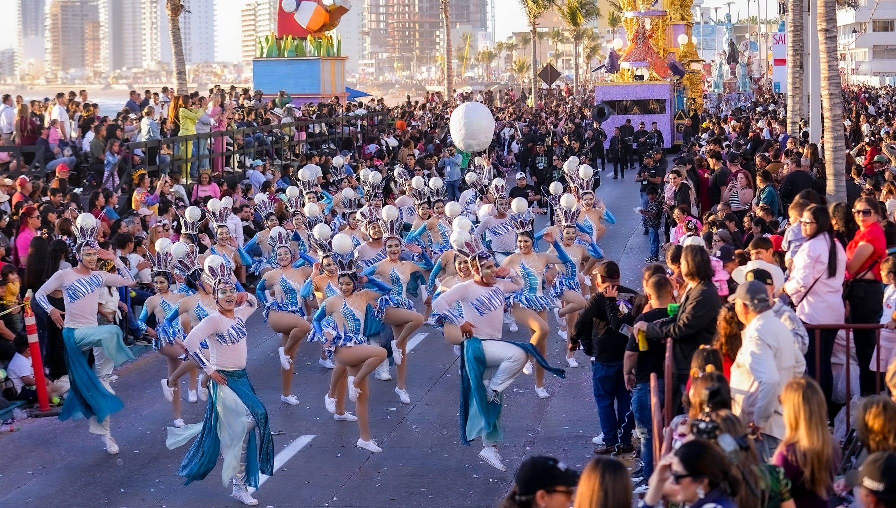 Para garantizar el desarrollo del carnaval, el Plan de Seguridad Carnaval 2026 despliega a más de 3 000 elementos de la Secretaría de la Defensa Nacional, Marina, Guardia Nacional y fuerzas estatales, además de tecnología antidrones y vigilancia en zonas de alta concentración.