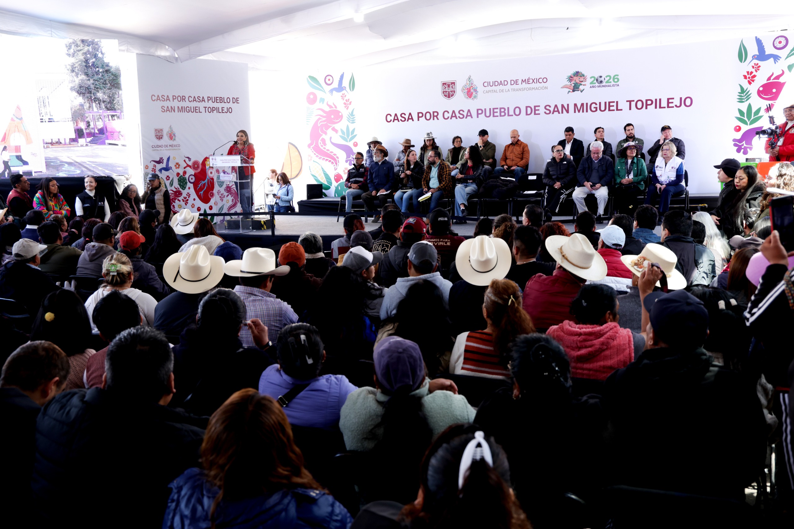 Durante la jornada Gobierno Casa por Casa, la jefa de Gobierno de la Ciudad de México comprometió más de 80 millones de pesos para resolver el abasto de agua, además de reforzar seguridad, renovar escuelas e impulsar una Utopía dedicada al maíz en el pueblo originario de Topilejo.