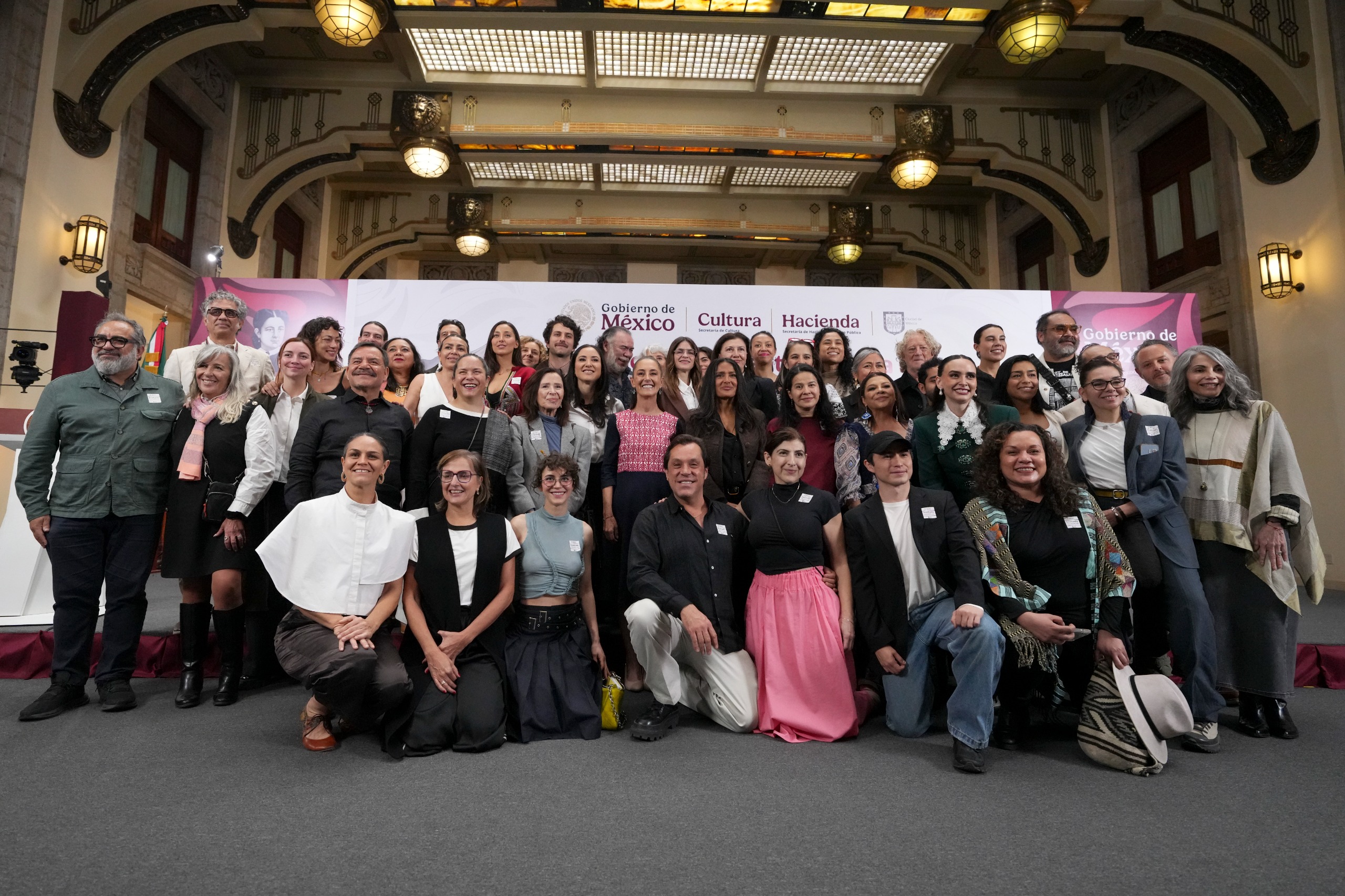 La presidenta asegura que el nuevo esquema atraerá filmaciones internacionales sin desplazar al talento nacional. “Que aquí se desarrolle todo este talento que tenemos en México”, afirma.