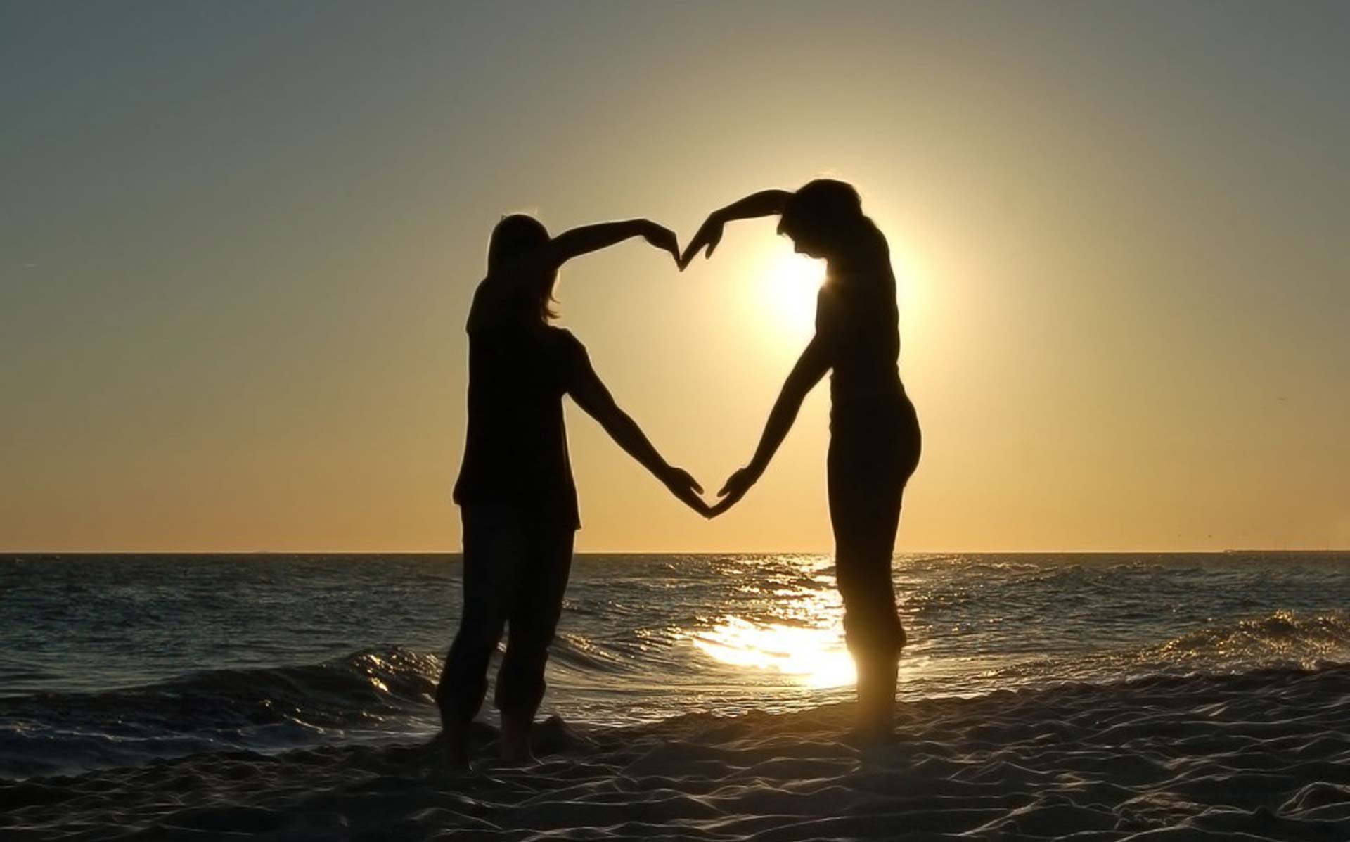 La fecha del 14 de febrero mezcla capas: un culto cristiano a San Valentín en la Roma tardía, debates sobre posibles ecos de ritos paganos, la “invención” medieval del romance cortesano y, ya en el siglo XX, la maquinaria comercial de tarjetas, flores y cultura pop que lo convirtió en un fenómeno global.