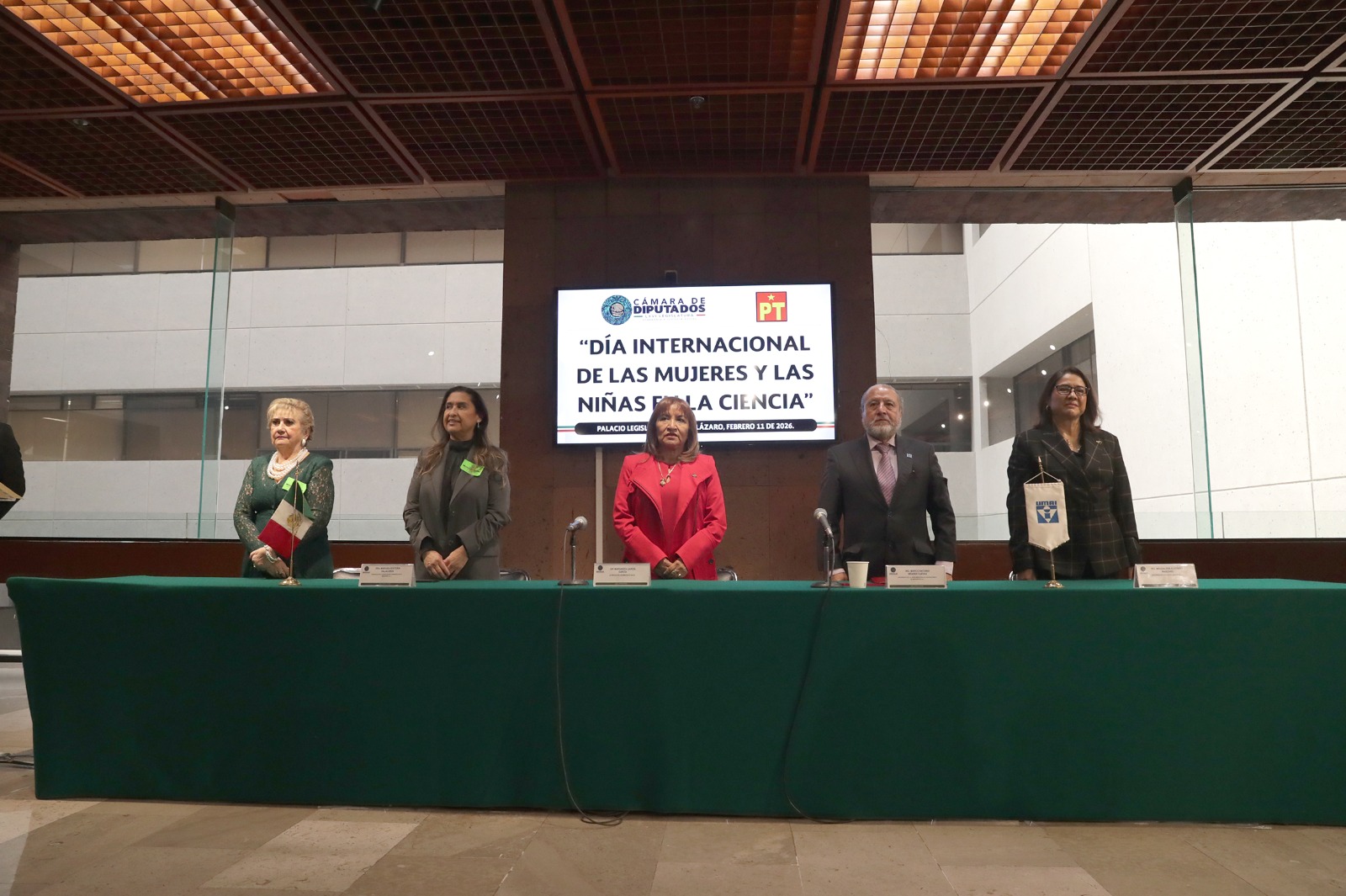 Especialistas advierten que la baja participación femenina en ciencia e ingeniería frena la innovación y el crecimiento económico del país