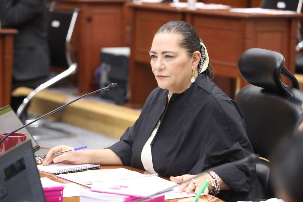 La presidenta del INE advierte que las agresiones en entornos digitales buscan silenciar y deslegitimar la participación política de las mujeres; presentan libro que analiza 40 sentencias del TEPJF entre 2020 y 2024.