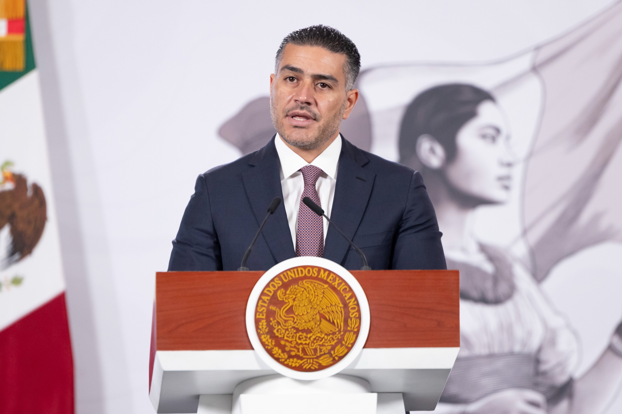 La muerte de Nemesio Oseguera Cervantes desató 85 bloqueos, ataques a autoridades y quema de vehículos. El gobierno federal reporta 70 detenidos y 30 presuntos delincuentes abatidos; asegura que la situación está bajo control.