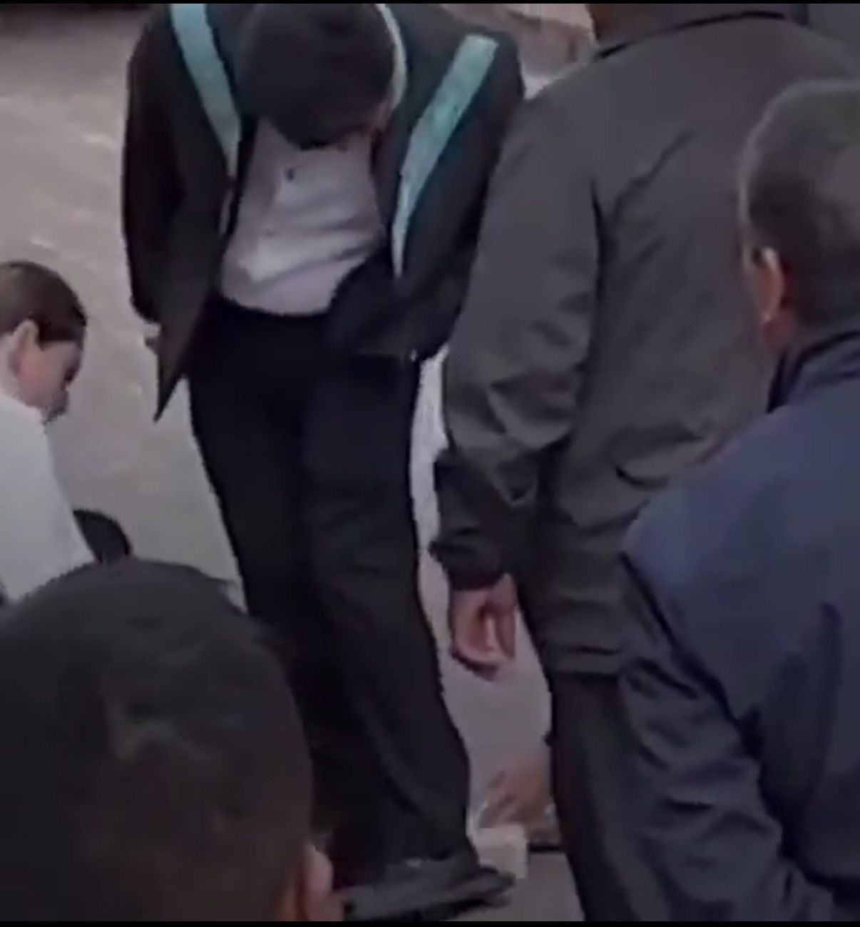 Durante su llegada al Teatro de la República en Querétaro, dos personas se inclinaron ante el ministro presidente de la SCJN para limpiar sus zapatos, lo que generó amplio comentario en redes y medios sobre la escena y su simbolismo.