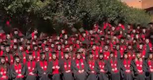 Una estructura temporal cedió mientras 150 alumnos posaban para una foto de fin de carrera en el campus de Santa Fe, dejando al menos 33 heridos y cinco trasladados a hospitales, sin riesgo vital, informaron autoridades y la propia universidad.