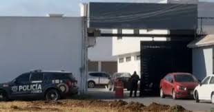 Un menor de 15 años asesinó a balazos a su padre y a su hermano en una vivienda de la Delegación Seminario 2 de Marzo, en Toluca, Estado de México, y posteriormente se entregó a la policía, que lo presentó ante la justicia especializada en menores.