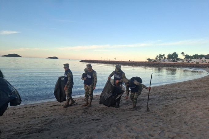 Más de 130 personas, entre personal naval y civiles, participaron en la jornada realizada en Guaymas como parte de la Campaña Nacional de Limpieza de Playas y Costas de México.