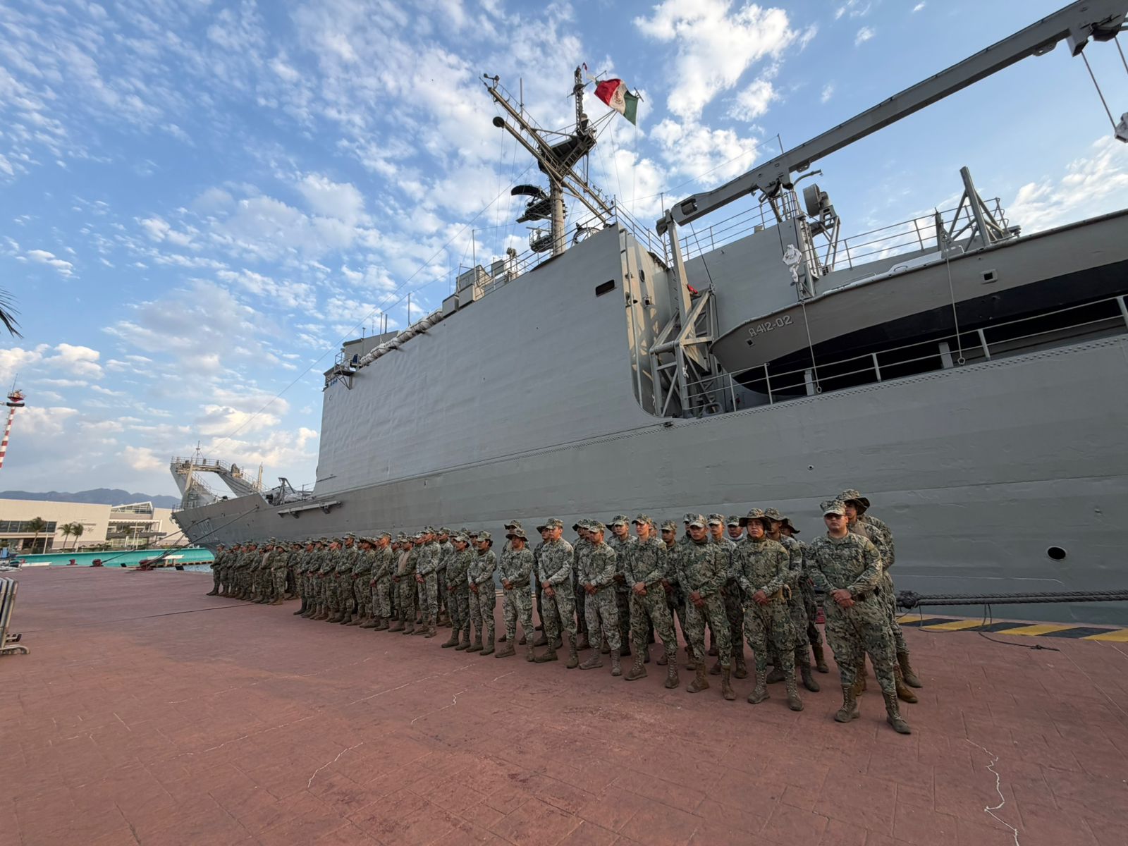 La Secretaría de Marina-Armada de México desplegó 103 elementos de Infantería de Marina en Puerto Vallarta, quienes arribaron a bordo del buque ARM “Usumacinta” (A-412) para fortalecer las labores de seguridad en el municipio. Según el comunicado 014/2026 de la Décima Segunda Zona Naval, la embarcación atracó en el muelle número 3 de la Administración del Sistema Portuario Nacional (ASIPONA) con personal y vehículos tipo pick up, “con el firme compromiso de velar por la paz y seguridad de las familias mexicanas” MARINA_COMUNICADO_014 . La institución detalló que el refuerzo responde a “los diversos actos ocurridos contra comercios, establecimientos y bienes materiales en la vía pública de las diferentes colonias de Puerto Vallarta, Jalisco” MARINA_COMUNICADO_014 . El ARM “Usumacinta”, adscrito a la Flotilla de Buques Auxiliares de la Fuerza Naval del Pacífico con sede en Manzanillo, Colima, tiene entre sus funciones el transporte marítimo militar y operar como plataforma logística en apoyo de unidades operativas y de la población civil en casos de desastre MARINA_COMUNICADO_014 . De acuerdo con la información oficial, el buque posee capacidad para trasladar dos compañías anfibias de Infantería de Marina con su equipo táctico y armamento orgánico, hasta 18 vehículos de asalto anfibio y alrededor de 2 mil toneladas de carga en cubierta, además de contar con infraestructura para recibir helicópteros MARINA_COMUNICADO_014 . De manera paralela, el mando naval informó que se han intensificado los recorridos de vigilancia marítima, aérea y terrestre con apoyo de embarcaciones, aeronaves y unidades terrestres de la Armada de México, con el propósito de coadyuvar en las tareas de seguridad en la región MARINA_COMUNICADO_014 . La Secretaría de Marina sostuvo que con este despliegue “refrenda su compromiso con la población civil de mantener el Estado de derecho en el Mar, Aire y Tierra, en coordinación con los tres órdenes de gobierno”