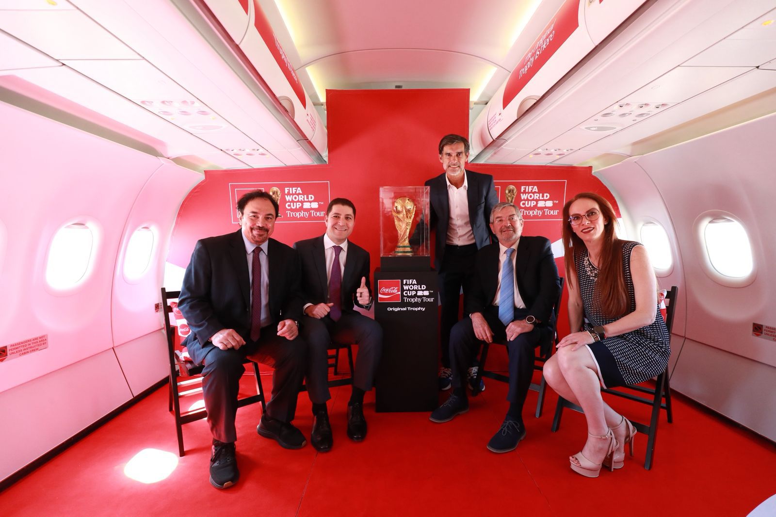 El icónico trofeo de la FIFA llegó este viernes 27 de febrero al Aeropuerto Internacional Felipe Ángeles y comienza su gira por 10 ciudades del país, previo al Mundial 2026.