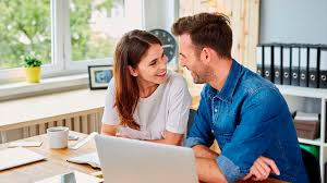 El “Termómetro Laboral” de OCC muestra que la mayoría de los trabajadores en México ha desarrollado vínculos afectivos en su empleo. Aunque fortalecen la colaboración, especialistas advierten sobre la necesidad de límites claros para evitar conflictos y favoritismos.